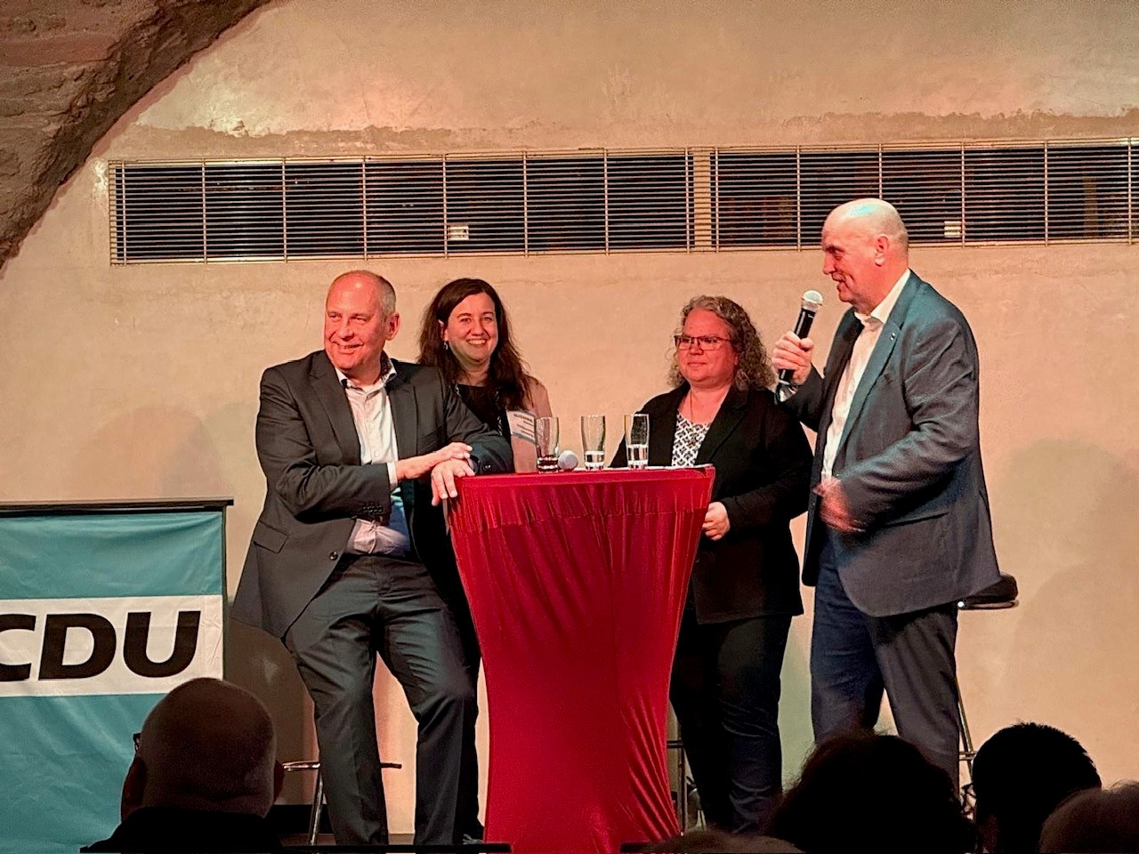 Innenminister Poseck mit den Moderatorinnen Susanne Serke und Mona Morgenstern und Landtagsabgeordnetem Uwe Serke (v.l.n.r.)